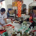 Pastikan Kesehatan Daging, Distan Denpasar Periksa Daging Dengan Metode Organoleptik Di Pasar Rakyat.