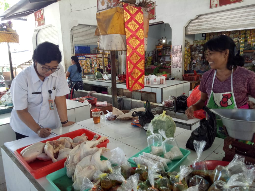 Pastikan Kesehatan Daging, Distan Denpasar Periksa Daging Dengan Metode Organoleptik Di Pasar Rakyat.
