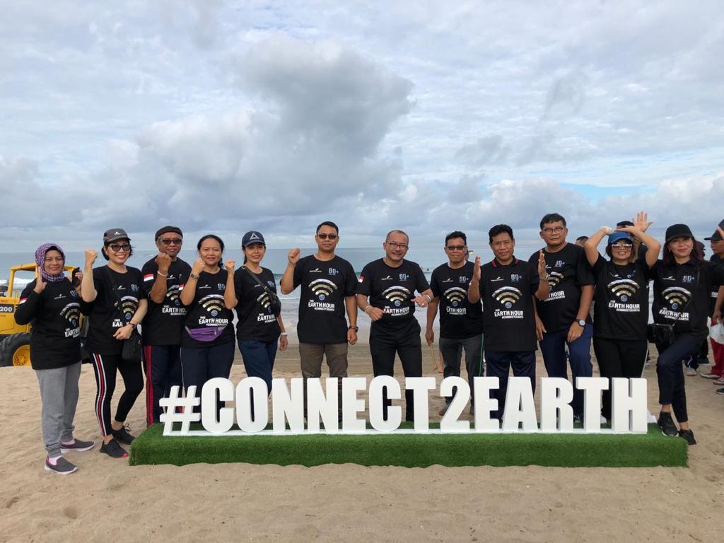 Peringati  Earth Hour, Manajemen Bandar Udara Internasional I Gusti Ngurah Rai Bersih-Bersih Pantai Kuta