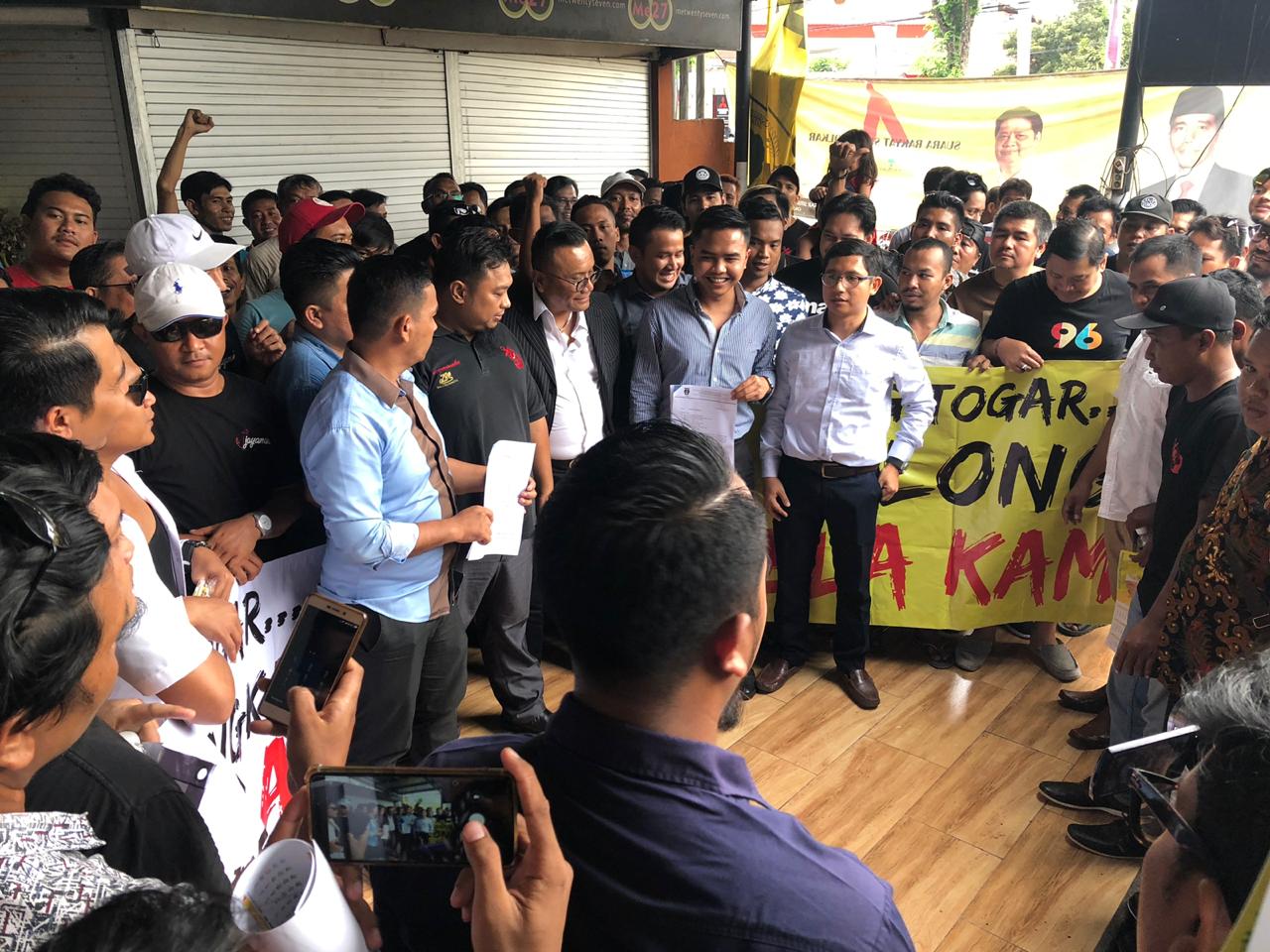 Ratusan Driver Online Geruduk Kantor Togar Situmorang