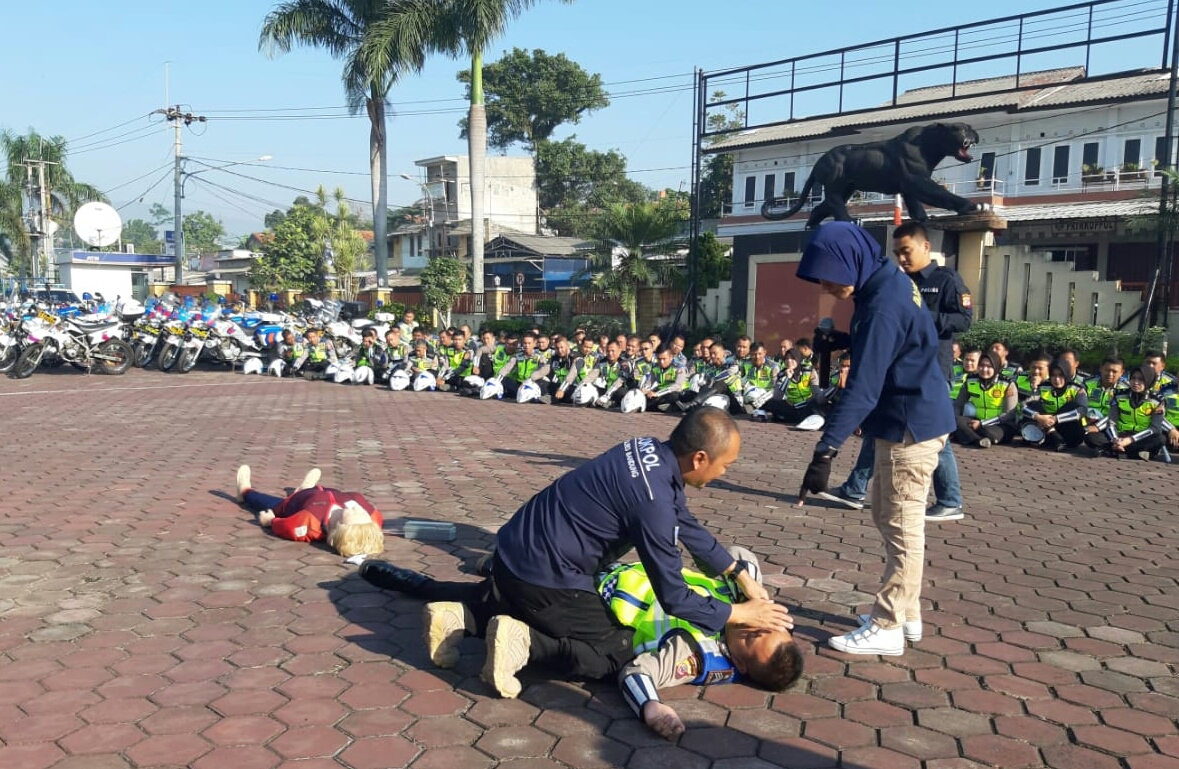 Jelang Ops Ketupat Lodaya 2019, Tim Urkes Polres Bandung Bekali Personel Dengan Pelatihan Penanganan Pasien Gawat Darurat