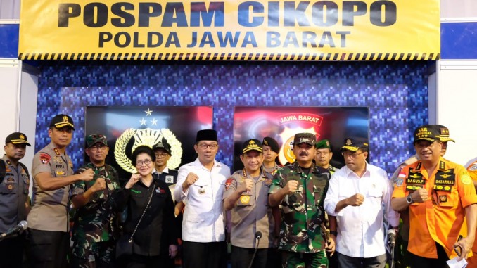 Panglima TNI dan Kapolri Tinjau Arus Mudik Lebaran di Pos Pengamanan Terpadu Cikopo-Purwakarta