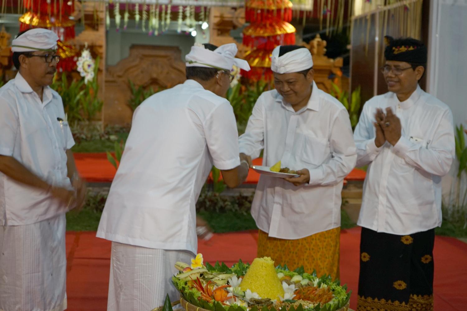 MMDP Denpasar Kukuhkan Bendesa Adat Intaran Sanur Rai Mantra: Mari Bersama Jaga Desa Adat