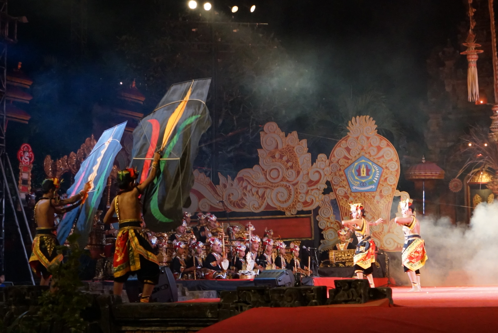 Tampilkan Tarian Kreasi Wayu Anguan  Sekaa Gong Kebyar Anak-anak Swara Giri Banjar Gunung Pemogan Bius Penonton