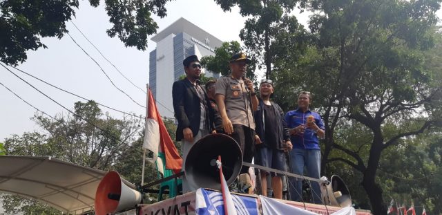 Joget Bersama Cara Unik Kapolres Jakpus Urai Kemacetan Karena Ada Demo