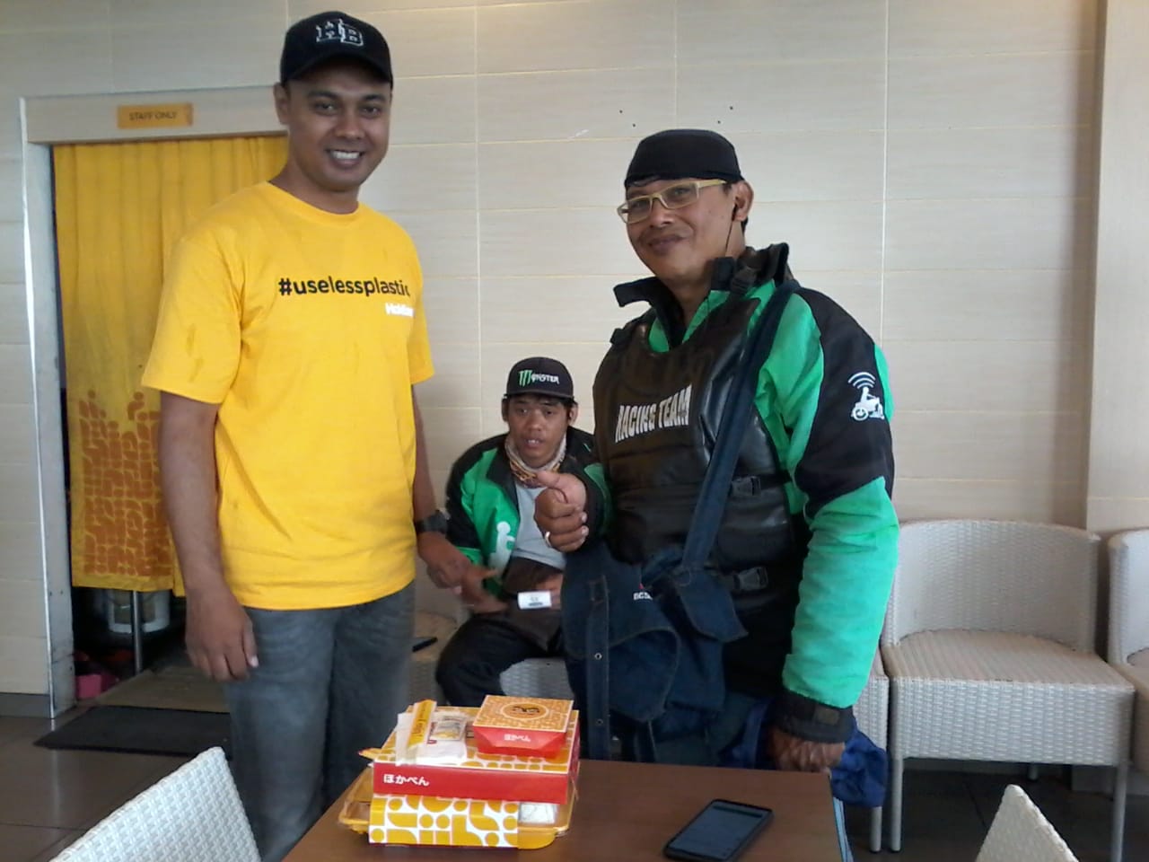 Dukung perangi sampah plastik : Gerai HokBen di Denpasar Bali tidak lagi sediakan sedotan, tutup gelas dan tas plastik