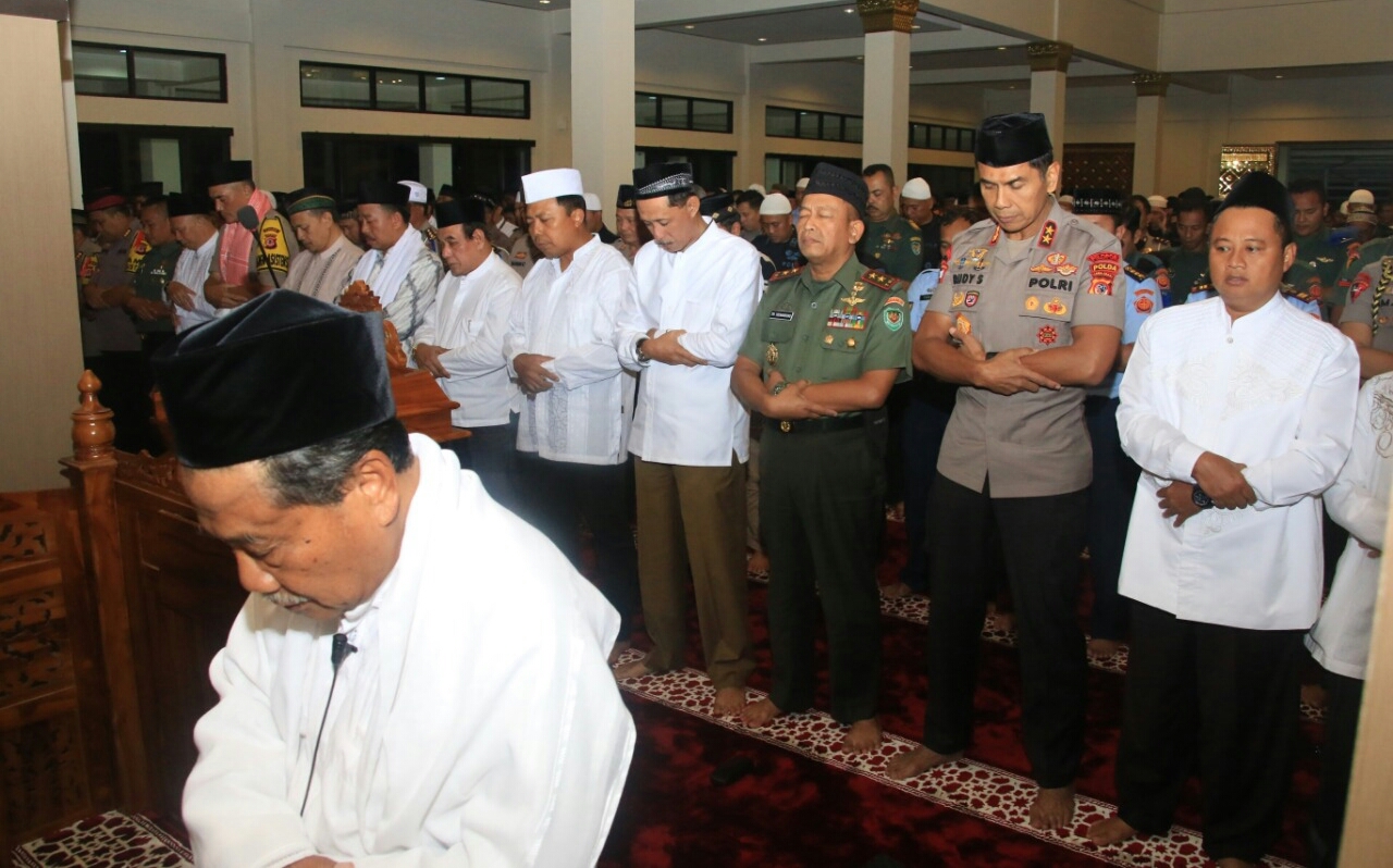 Ratusan Personel Polda Jabar Laksanakan Sholat Ghoib Untuk Almarhum KH. Maimun Zubair atau Mbah Moen