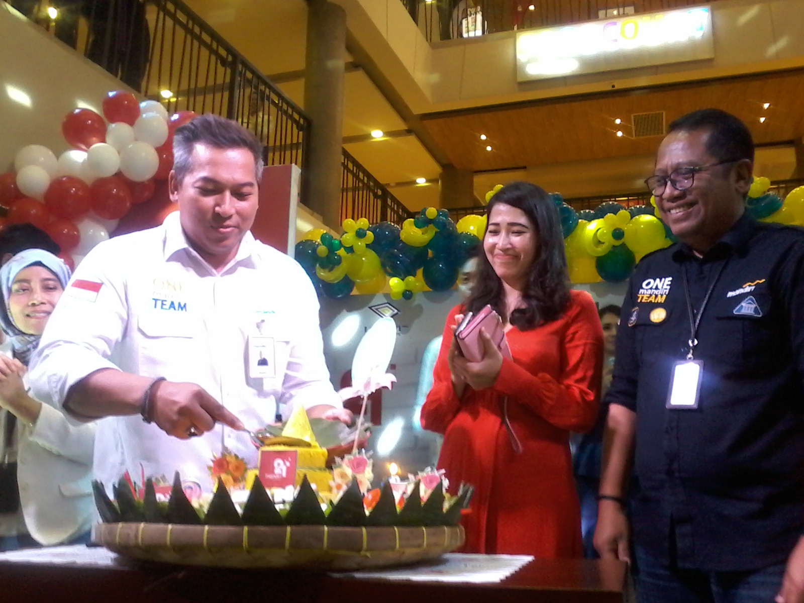 RCEO Regional XI : HUT Bank Mandiri ke-21 persembahkan program serba diskon 21% dalam acara diMall level 21 Denpasar Bali.