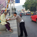 Polres Sumedang Mengais Berkah Melalui Sedekah