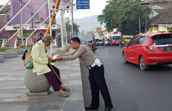 Polres Sumedang Mengais Berkah Melalui Sedekah