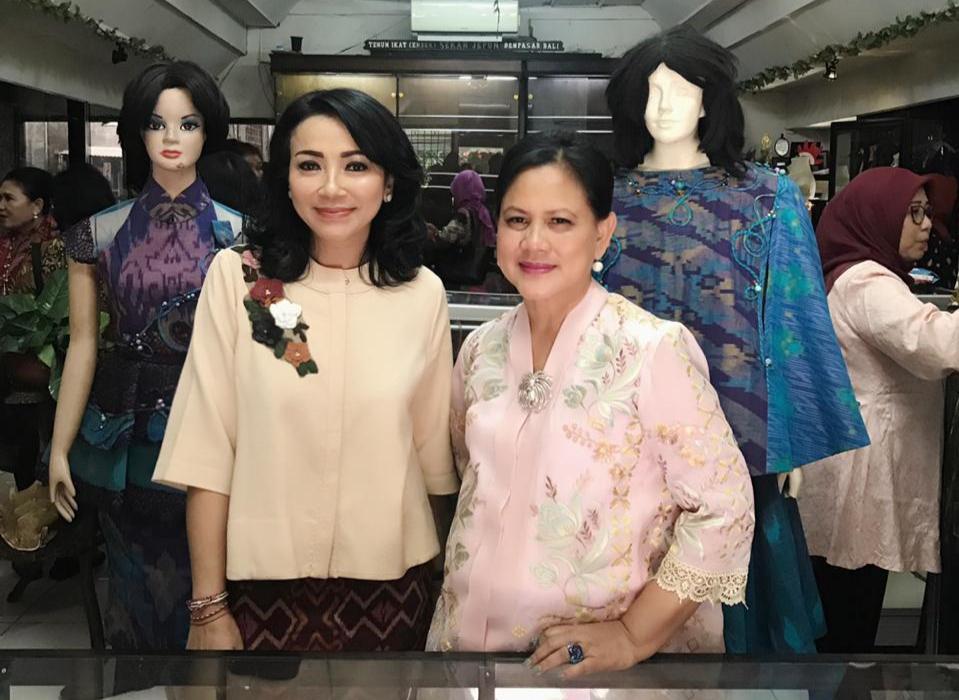 Iriana Joko Widodo Kunjungi Perajin Tenun Ikat di Denpasar, Selly Mantra Perkenalkan Kain Endek Dengan Motif Khas