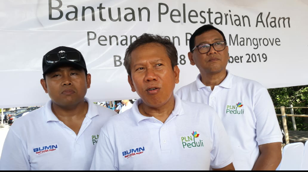 GM PLN UID Bali serahkan 13 ribu bibit pada kelompok Tani Wana Sari peduli Mangrove :