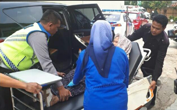 Anggota Sat Lantas Polres Bogor Bantu Persalinan Warga