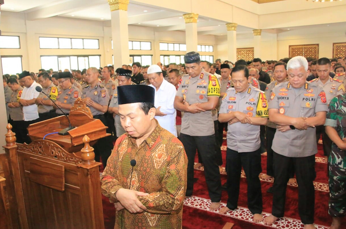 Wujud Ketaatan dan Keimanan pada Allah, Polda Jabar Laksanakan Shalat Gerhana Matahari