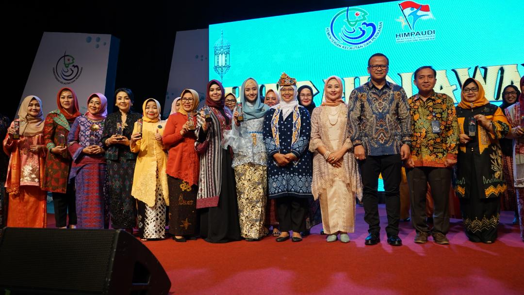 Ny. IA Selly Mantra Raih Penghargaan HIMPAUDI Award Sebagai Pejuang Paud. Atas Dedikasi, Sinergi dan Kolaborasi Dengan HIMPAUDI Dalam Mewujudkan SDM Unggul Sejak Dini.