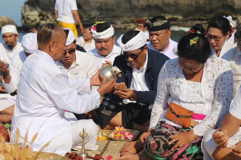 Jelang Karya Agung Pengurip Gumi, Wabup Sanjaya Nyukat Genah di Pura Tanah Lot