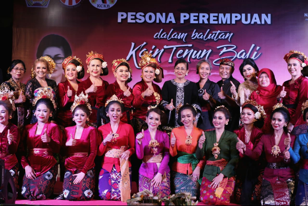 Ny Putri Koster: Sejahterakan Perajin dengan Manfaatkan Kain Tenun Asli