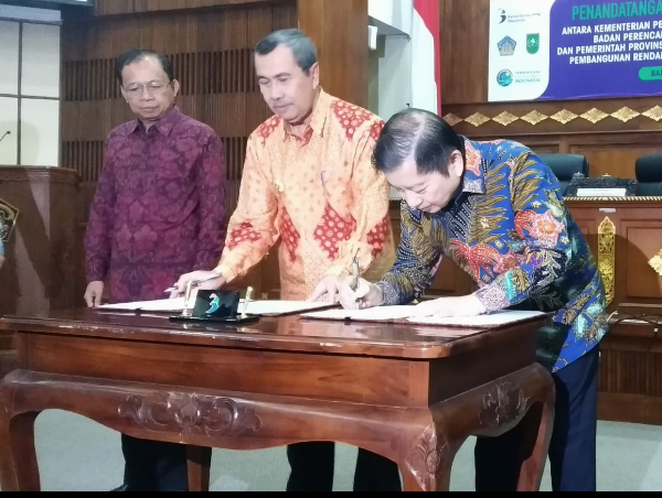 Dua Gubernur tanda tangani MoU PembangunanRendah Karbon di kantor Gubernur Prov.Bali.