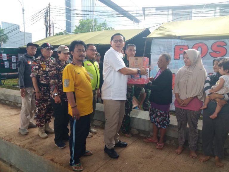 Danramil 05/Kramatjati Mendampingi Kabag Ops  BIN Berikan Bantuan Untuk Para Korban Banjir 