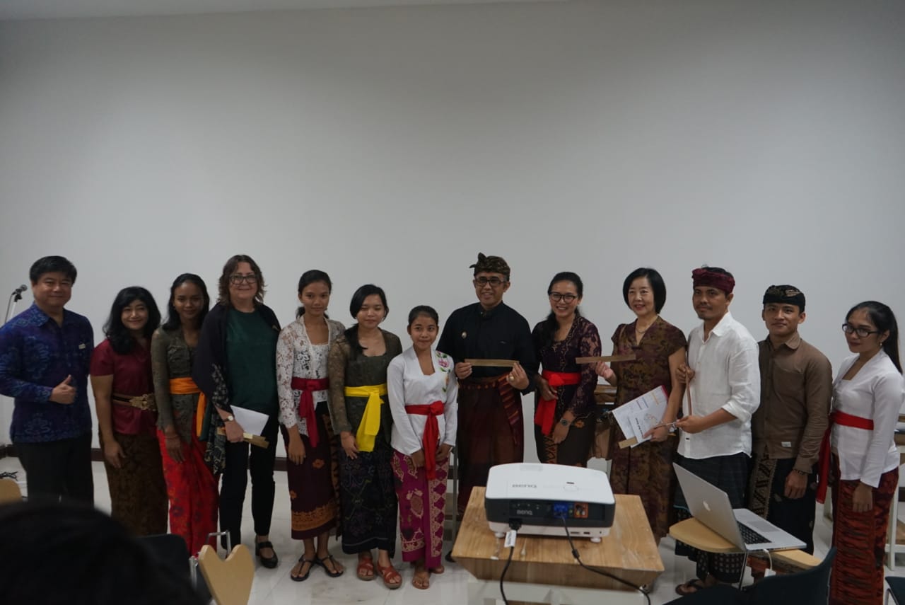 Perwakilan Negara Sahabat Sambangi Dharmanegara Alaya, Peringati Hari Bahasa Ibu Internasional, Pelajari Nyurat Lontar