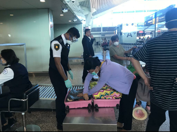 Antisipasi Coronavirus, Petugas Bandara I Gusti Ngurah Rai Gunakan APD Selama Bertugas