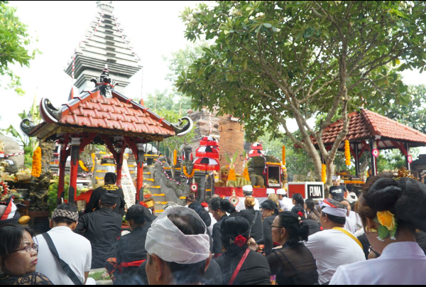 Puncak Pujawali Pura Luhur Medang Kamulan Gersik, Jawa Timur