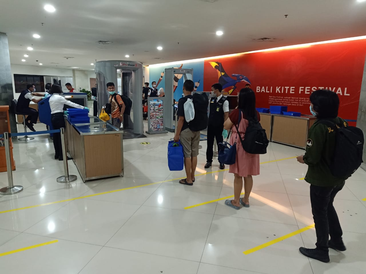 Antisipasi Penyebaran Covid-19 : Angkasa Pura I Gencar  terapkan Social Distancing di Bandara-Bandara