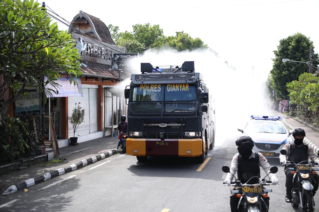 Hari Ini Seluruh Kecamatan di Gianyar Disemprot Disinfektan