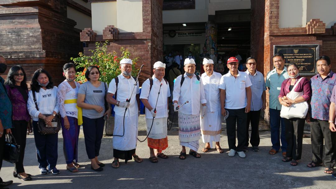 Cegah Penyebaran Covid 19 Rai Mantra Pimpin Penyemprotan Disinfektan Serentak di Pasar Badung