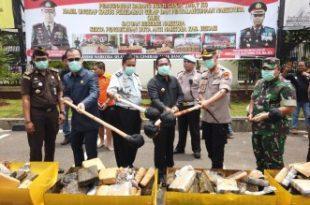 Bersatu Perangi Narkoba, Bupati Bekasi dan Kapolres beserta unsur Forkopinda  Musnahkan Barang Bukti Narkoba