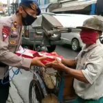 Brimob Polda Jabar Bagikan Nasi Kotak Untuk Masyarakat Sekitar Rancaekek