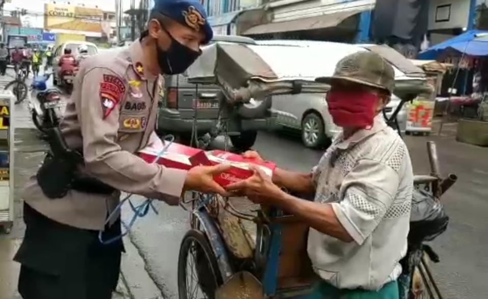 Brimob Polda Jabar Bagikan Nasi Kotak Untuk Masyarakat Sekitar Rancaekek