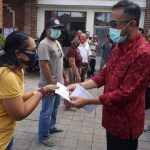 Secara Serentak, Pemkot Denpasar Serahkan BLT Di Empat Kecamatan