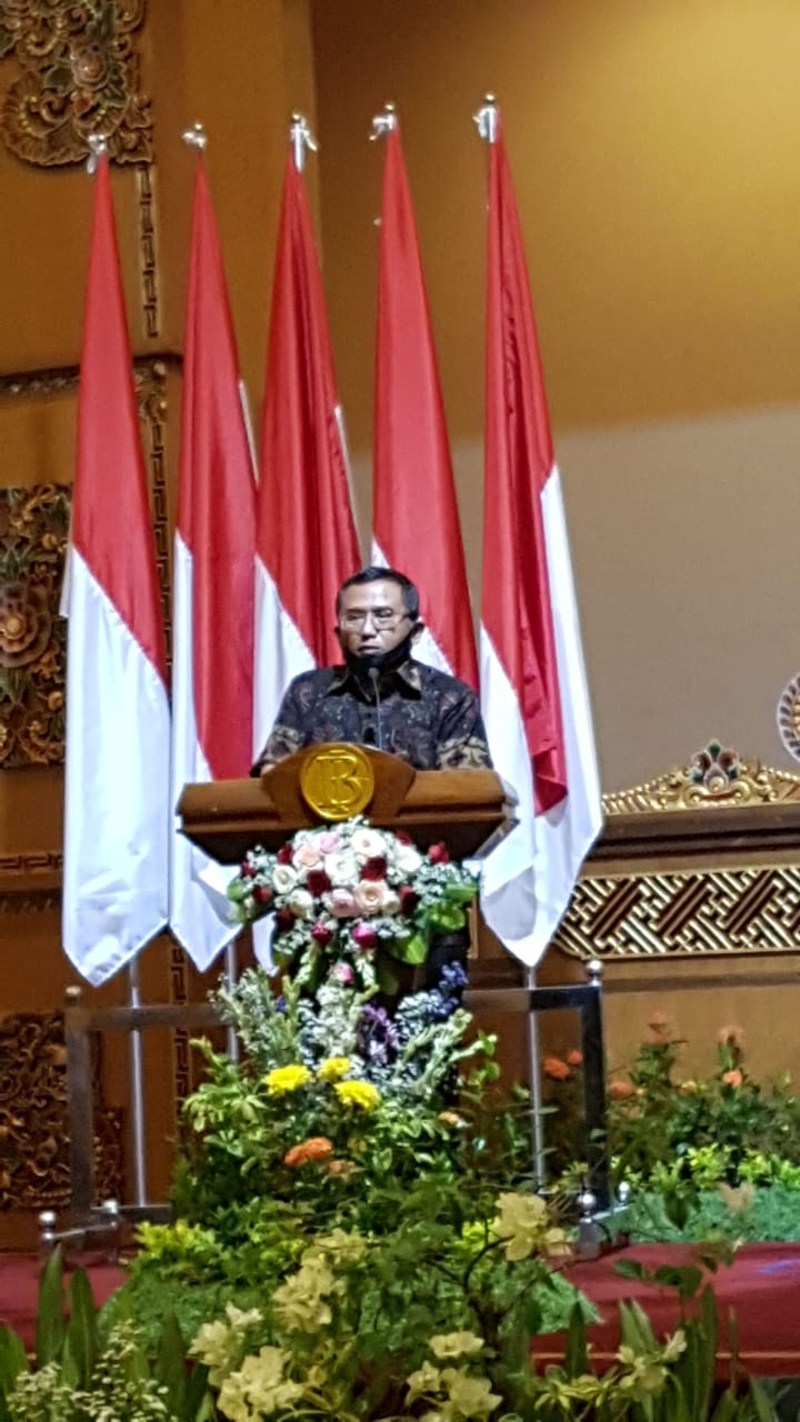 Ringankan beban Masyarakat yang Terdampak Covid-19 : Kepala Kantor Perwakilan Bank Indonesia Provinsi Bali, serahkan ribuan paket bahan pokok dan sarana kesehatan