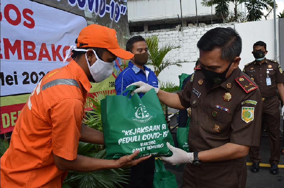 Kejaksaan Agung RI Berbagi Sembako untuk Warga Terdampak  Covid -19
