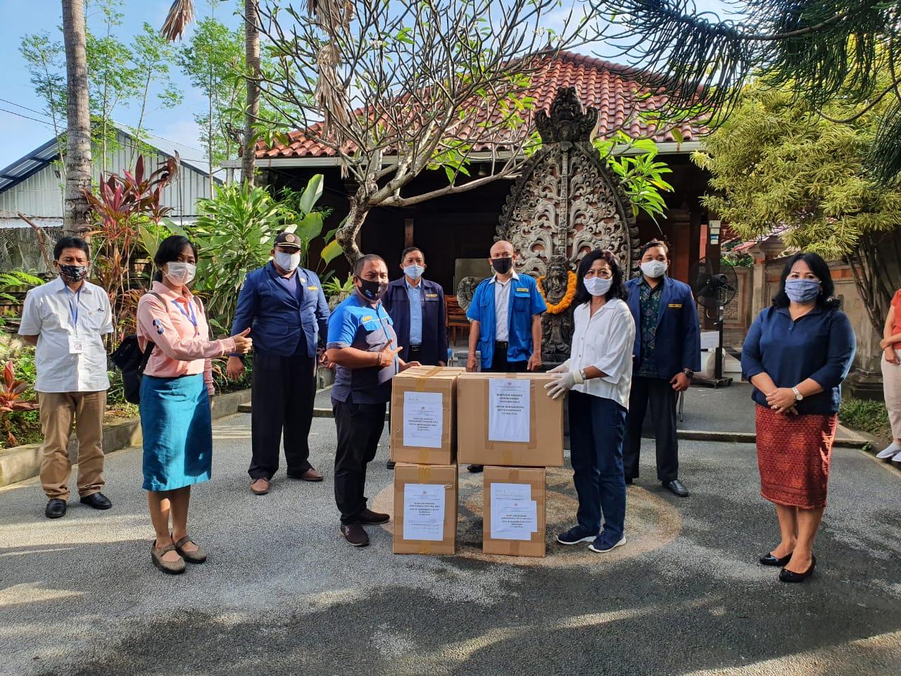 Dekranasda Denpasar Distribusikan Masker Bantuan Dekranasda Bali Bersama Karang Taruna