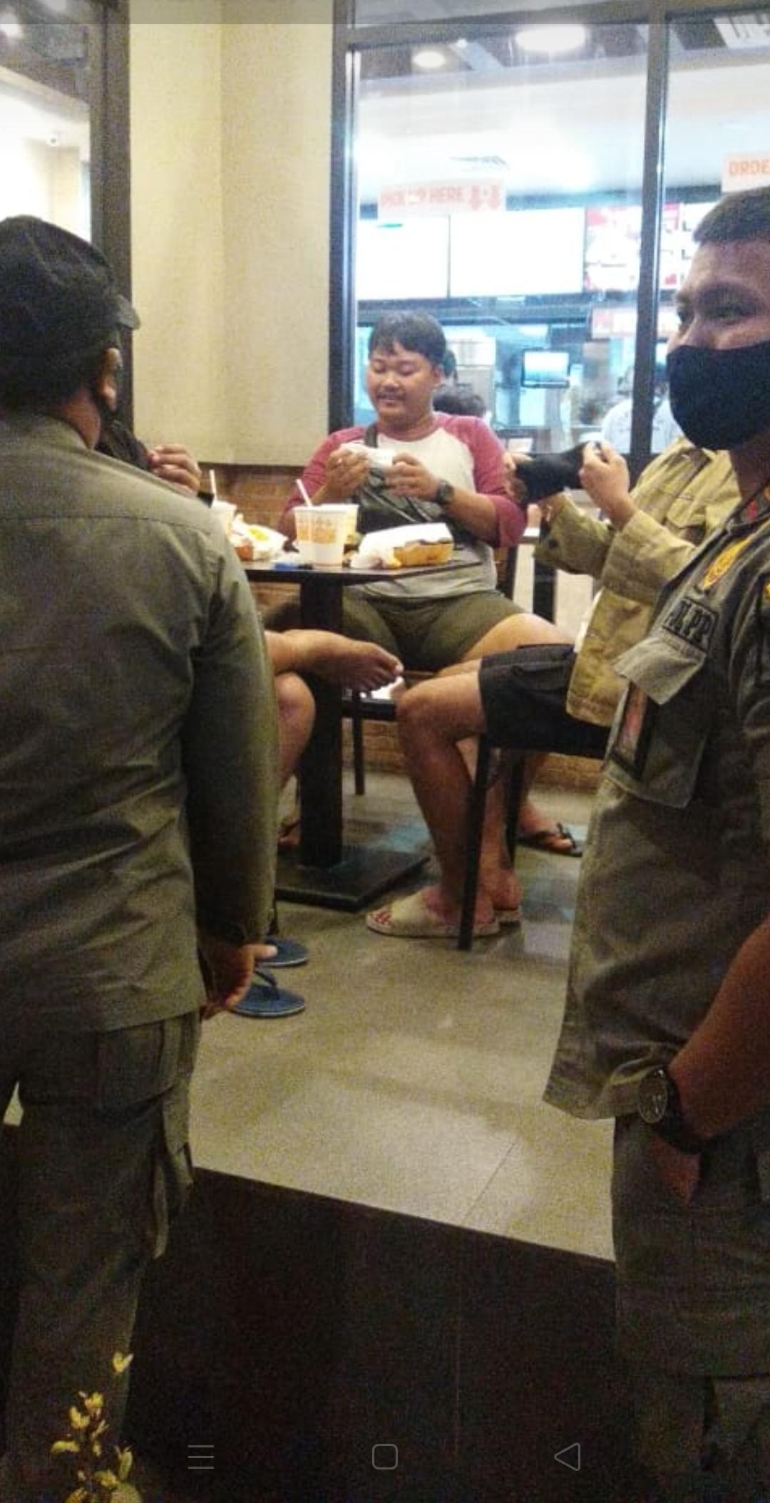 Satpol PP Kota Denpasar Gelar Sosialisasi Protokol Kesehatan dan Penertiban PKL