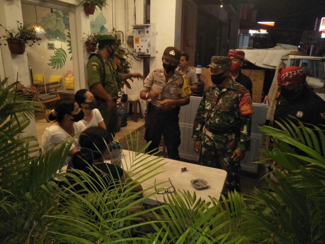 Desa Pemecutan Kelod Gencarkan Pembinaan Prokes.