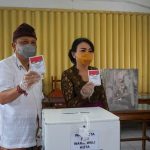 Pilwali Denpasar : Walikota Rai Mantra Nyoblos di TPS 17 dan Wawali Jaya Negara di TPS 1.