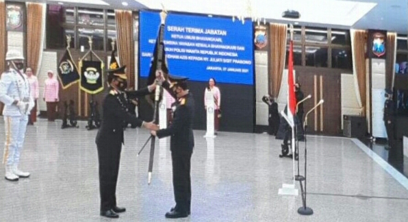 Jenderal Idham Azis Serahkan Panji Tribrata Polri ke Jenderal Listyo Sigit Prabowo