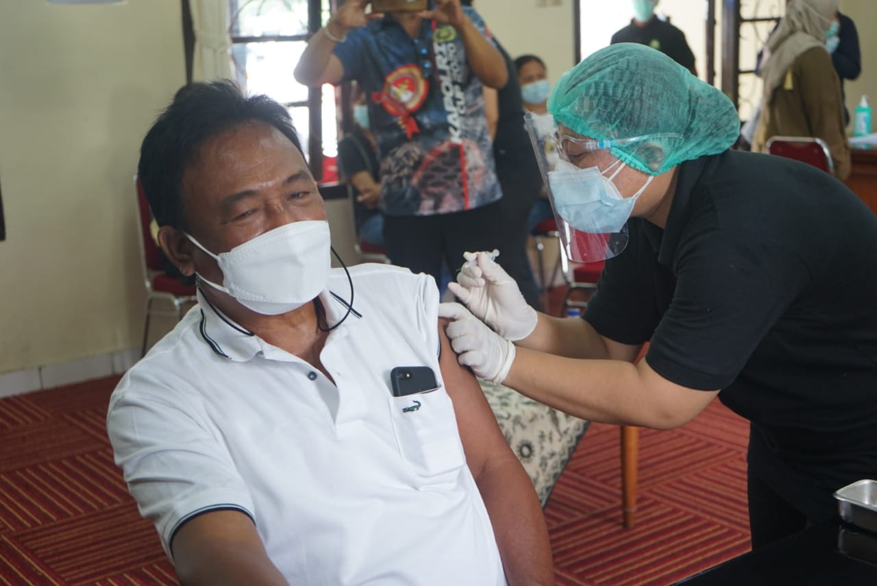 Wawali Jaya Negara Hadiri Pelaksanaan Vaksinasi. Anggota Forkopimda Denpasar Jalani Vaksinasi Kedua.