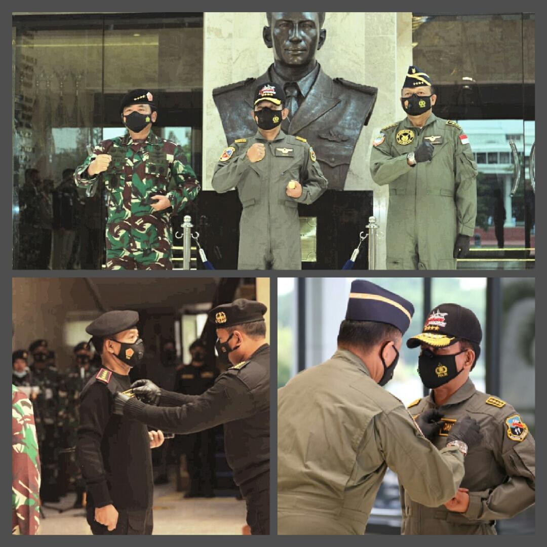 Kapolri Dianugerahi Wing Kehormatan Penerbang dan Brevet Kapal Selam Hiu Kencana