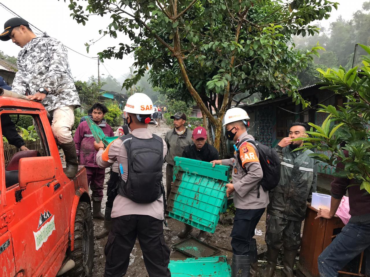 Banjir Bandang Melanda Puncak Bogor, Tim SAR Sat Brimob Polda Jabar Terjun Langsung Ke Lokasi