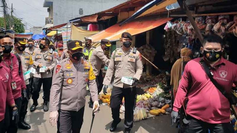 Tegakan  Prokes Kapolda  Metro  Jaya  Inspeksi  ke Sejumlah  Pasar  Tradisioanal  Ibu  Kota