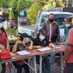 Kedepankan Langkah Persuasif, dan Bagikan Nasi Bungkus Serta Masker, Tim Gabungan Gelar Razia Penegakan Prokes di Wilayah Kelurahan Padangsambian