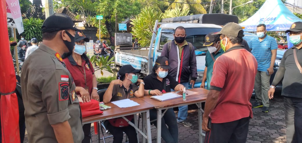 Kedepankan Langkah Persuasif, dan Bagikan Nasi Bungkus Serta Masker, Tim Gabungan Gelar Razia Penegakan Prokes di Wilayah Kelurahan Padangsambian