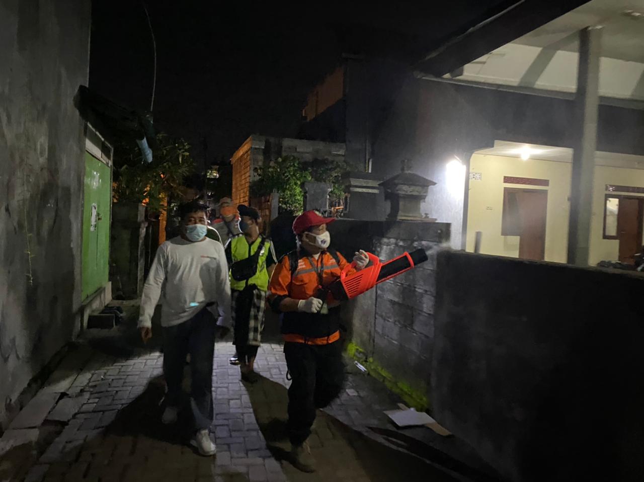 Upaya Menekan Penularan Covid- 19, Tim Yustisi Kota Denpasar Bekerjasama Dengan Polda Bali Lakukan Penyemprotan Disinfektan