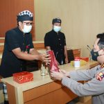 Kapolri Berikan Penghargaan ke Pecalang Bali Karena Berprestasi