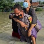 Evakuasi Masyarakat Terdampak Banjir di Wilayah Hukum Polres Karawang