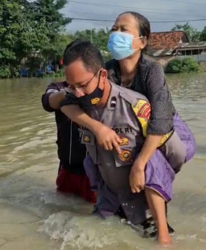 Evakuasi Masyarakat Terdampak Banjir di Wilayah Hukum Polres Karawang